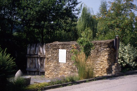 "Limesanlage am Kocher" with replica of wooden palisade and wall © Verein Deutsche Limes-Straße